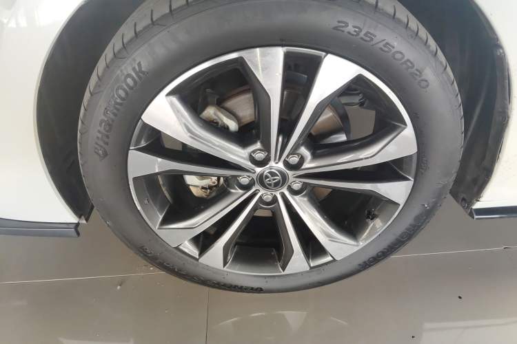 Used Toyota Granvia 2022 2.5L Hybrid Flagship Edition Left Front Wheel Hub