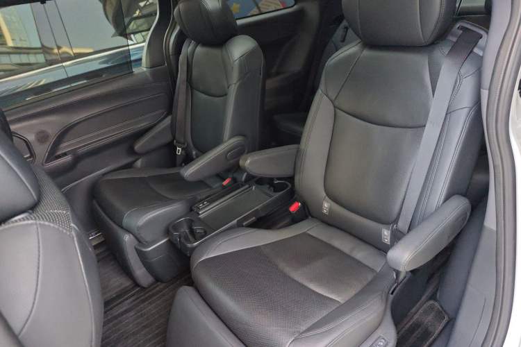 Used Toyota Granvia 2022 2.5L Hybrid Flagship Edition Left Rear Seat
