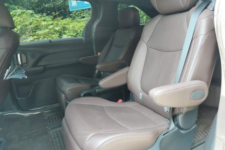 Used Toyota Granvia 2022 2.5L Hybrid Flagship Edition Left Rear Seat