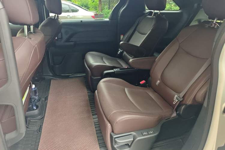 Used Toyota Granvia 2022 2.5L Hybrid Flagship Edition Left Rear Seat