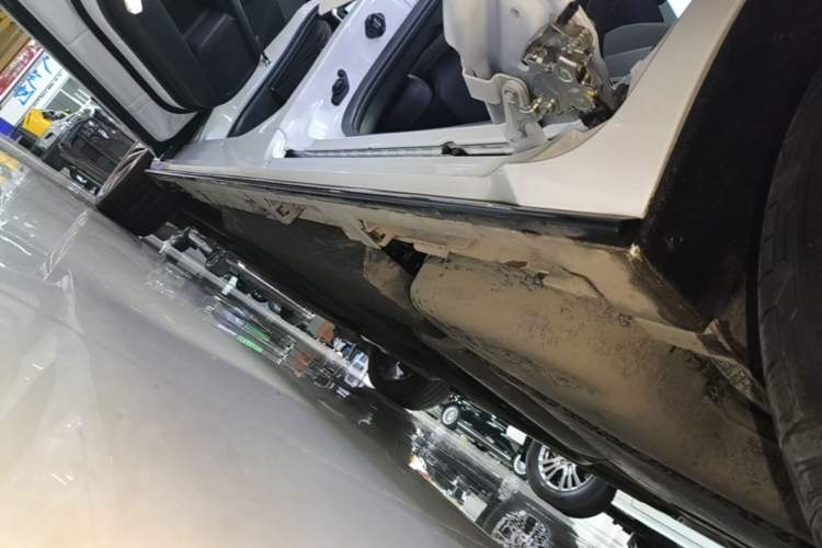 Used Toyota Granvia 2022 2.5L Hybrid Prestige Edition Left Side Sill