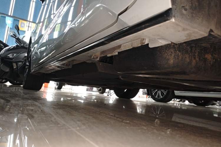 Used Toyota Granvia 2022 2.5L Hybrid Prestige Edition Left Side Sill