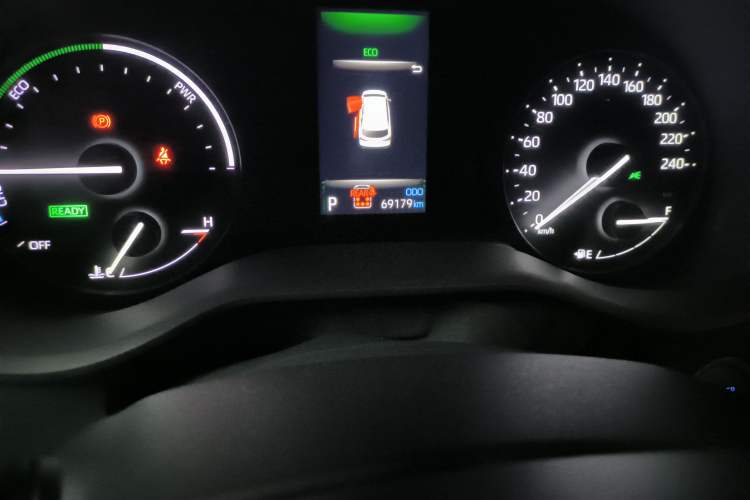 Used Toyota Granvia 2022 2.5L Hybrid Premium Edition Odometer Close Up