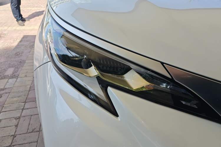 Used Toyota Granvia 2022 2.5L Hybrid Premium Edition Right Front Headlight