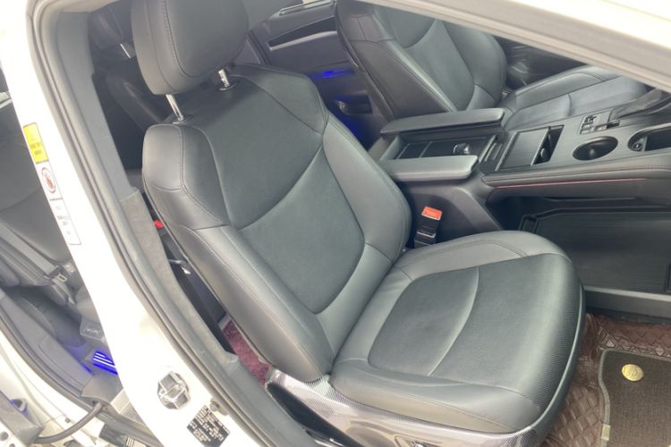Used Toyota Granvia 2022 2.5L Hybrid Prestige Edition Right Front Seat
