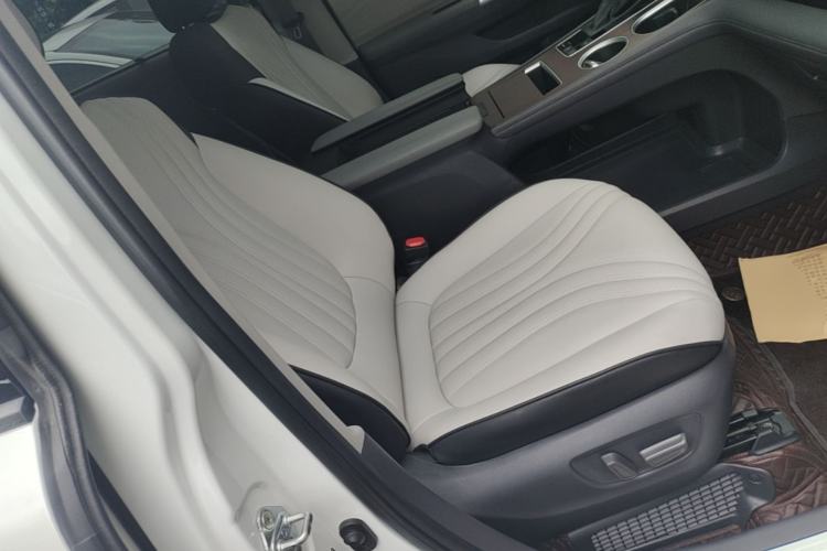 Used Toyota Granvia 2022 2.5L Hybrid Premium Edition Right Front Seat