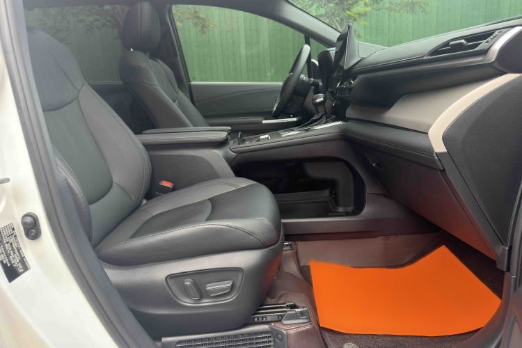 Used Toyota Granvia 2022 2.5L Hybrid Prestige Edition Right Front Seat