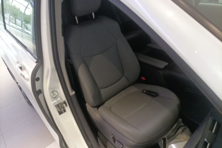 Used Toyota Granvia 2022 2.5L Hybrid Premium Edition Right Front Seat