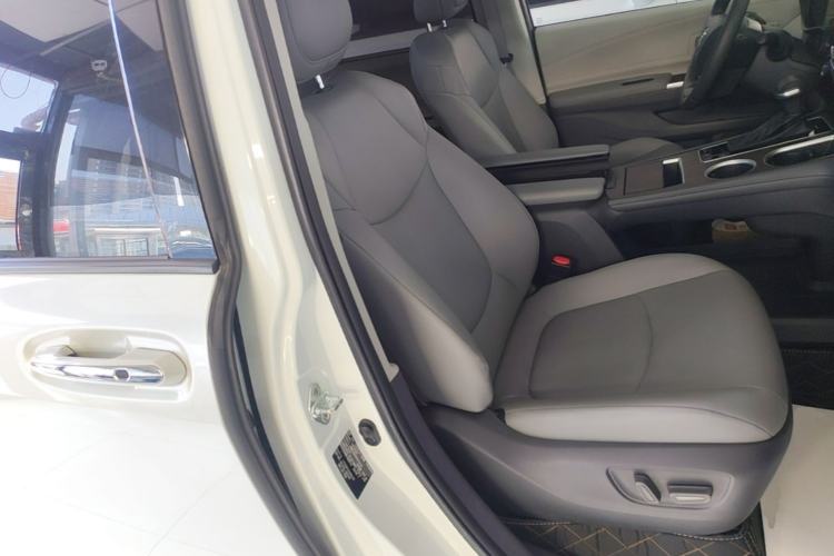 Used Toyota Granvia 2022 2.5L Hybrid Premium Edition Right Front Seat