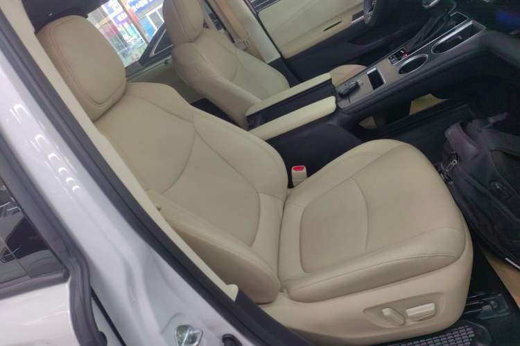 Used Toyota Granvia 2022 2.5L Hybrid Prestige Edition Right Front Seat
