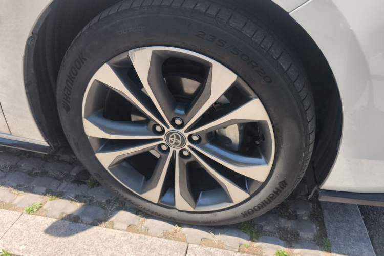 Used Toyota Granvia 2022 2.5L Hybrid Flagship Edition Right Front Wheel Hub