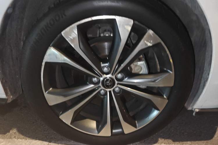 Used Toyota Granvia 2022 2.5L Hybrid Flagship Edition Right Front Wheel Hub