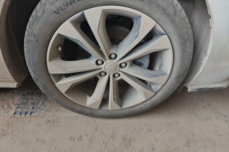Used Toyota Granvia 2022 2.5L Hybrid Premium Edition Right Front Wheel Hub