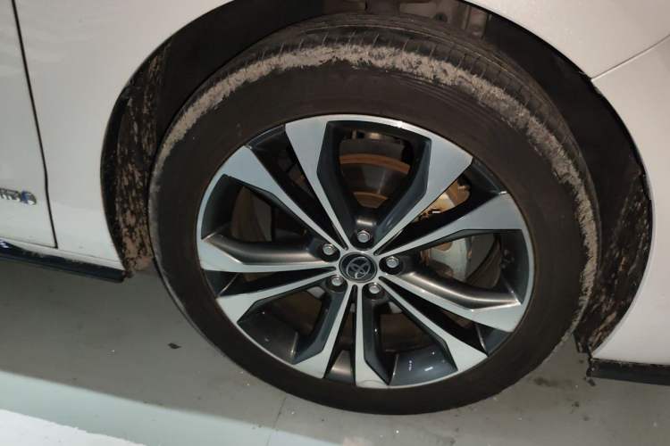 Used Toyota Granvia 2022 2.5L Hybrid Flagship Edition Right Front Wheel Hub