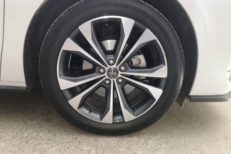 Used Toyota Granvia 2022 2.5L Hybrid Premium Edition Right Front Wheel Hub