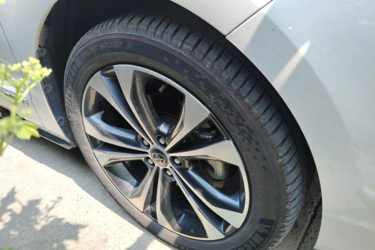 Used Toyota Granvia 2022 2.5L Hybrid Flagship Edition Right Front Wheel Hub