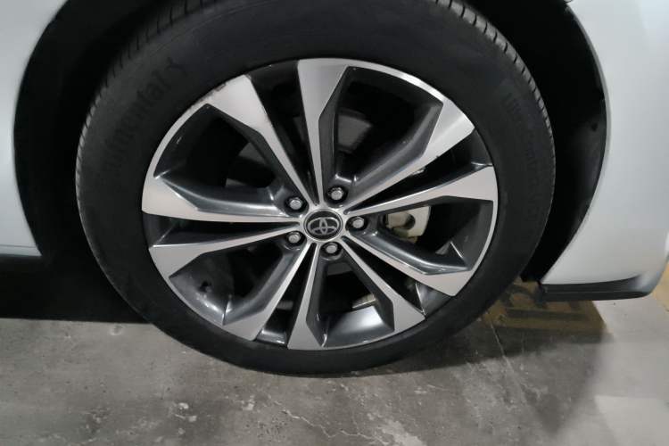 Used Toyota Granvia 2022 2.5L Hybrid Premium Edition Right Front Wheel Hub