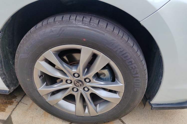 Used Toyota Granvia 2022 2.5L Hybrid Premium Edition Right Front Wheel Hub