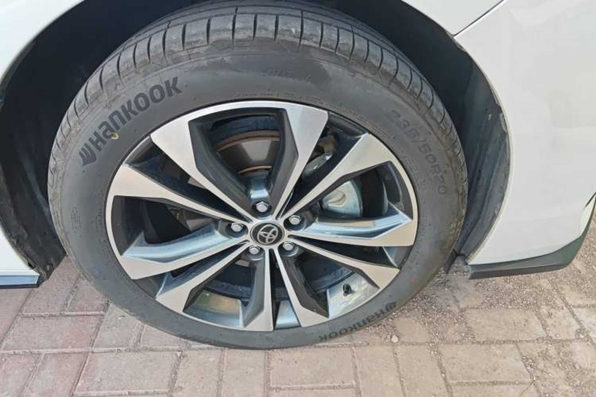 Used Toyota Granvia 2022 2.5L Hybrid Premium Edition Right Front Wheel Hub