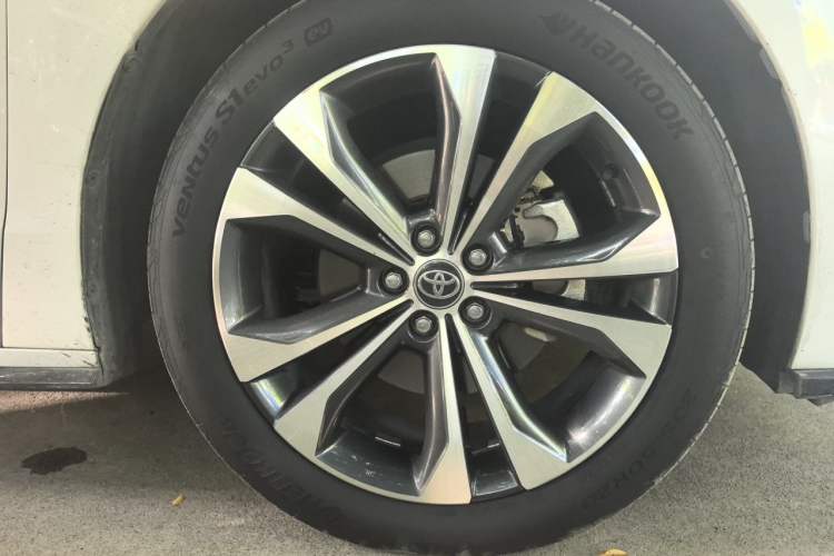 Used Toyota Granvia 2022 2.5L Hybrid Premium Edition Right Front Wheel Hub