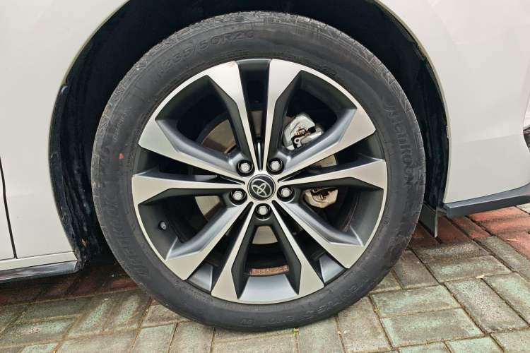 Used Toyota Granvia 2022 2.5L Hybrid Flagship Edition Right Front Wheel Hub
