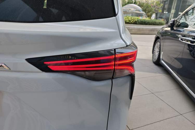 Used Toyota Granvia 2022 2.5L Hybrid Flagship Edition Right Rear Taillight