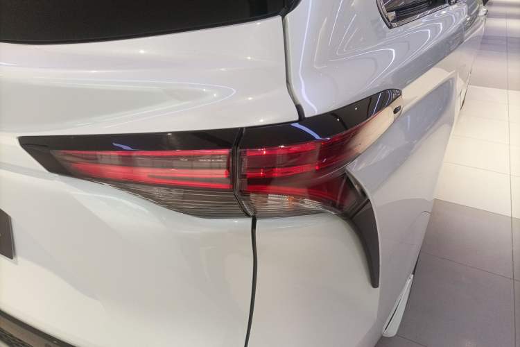 Used Toyota Granvia 2022 2.5L Hybrid Premium Edition Right Rear Taillight
