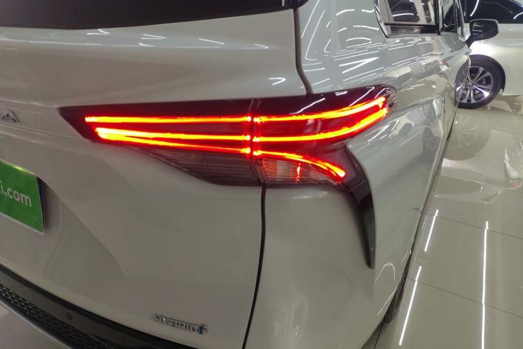 Used Toyota Granvia 2022 2.5L Hybrid Prestige Edition Right Rear Taillight