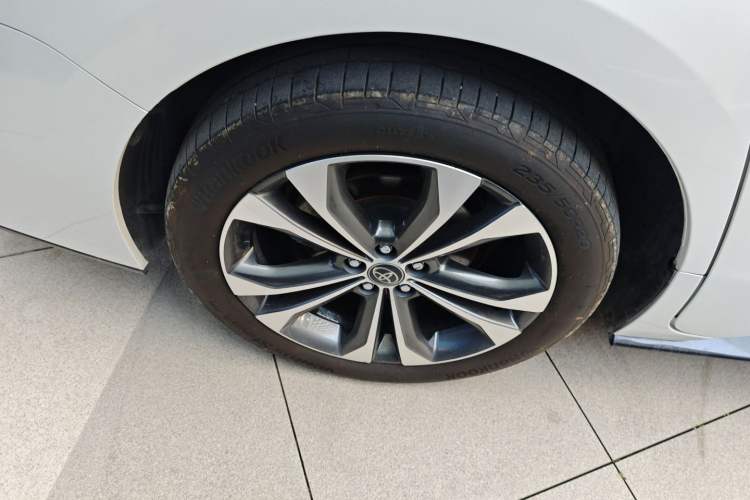 Used Toyota Granvia 2022 2.5L Hybrid Flagship Edition Right Rear Wheel Hub