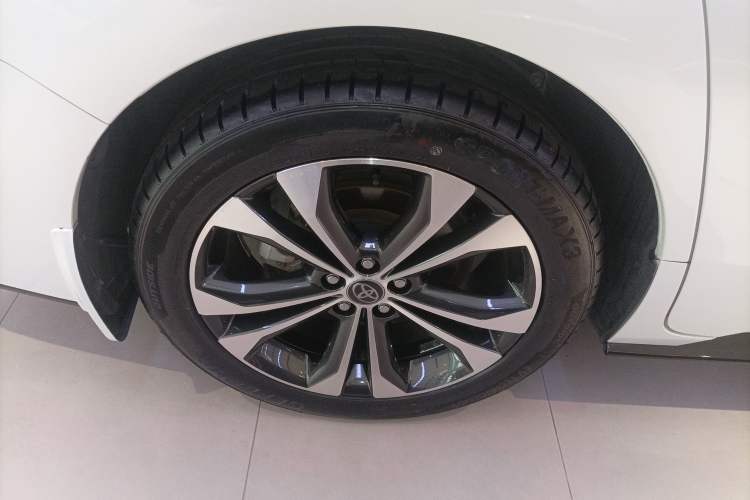 Used Toyota Granvia 2022 2.5L Hybrid Premium Edition Right Rear Wheel Hub