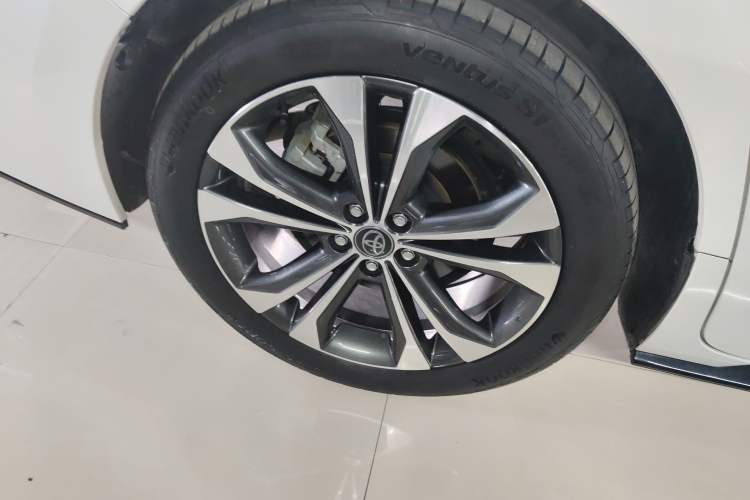 Used Toyota Granvia 2022 2.5L Hybrid Flagship Edition Right Rear Wheel Hub