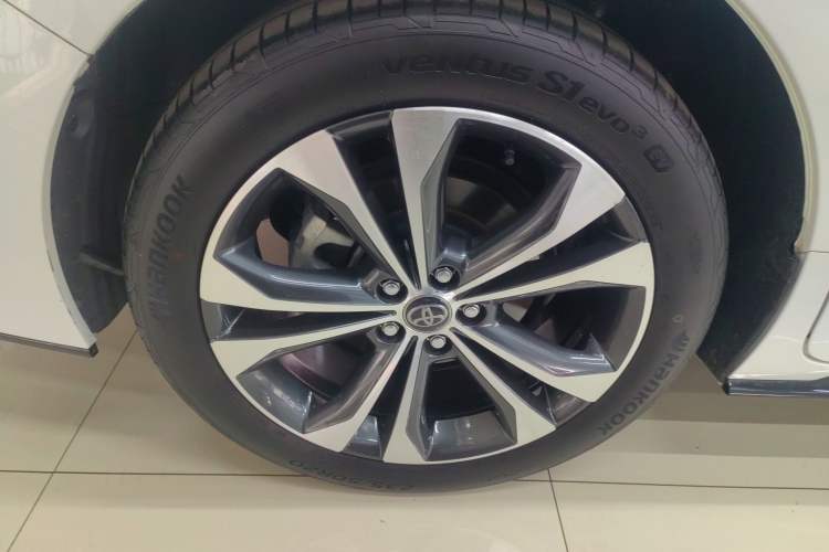 Used Toyota Granvia 2022 2.5L Hybrid Prestige Edition Right Rear Wheel Hub