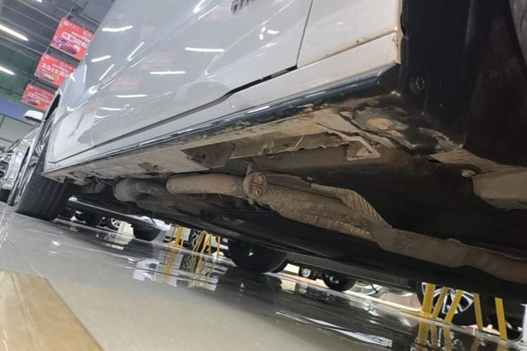 Used Toyota Granvia 2022 2.5L Hybrid Prestige Edition Right Side Sill