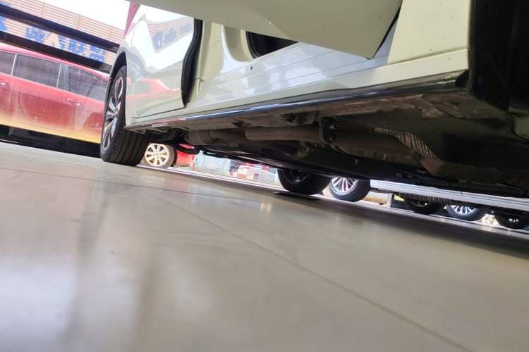 Used Toyota Granvia 2022 2.5L Hybrid Premium Edition Right Side Sill