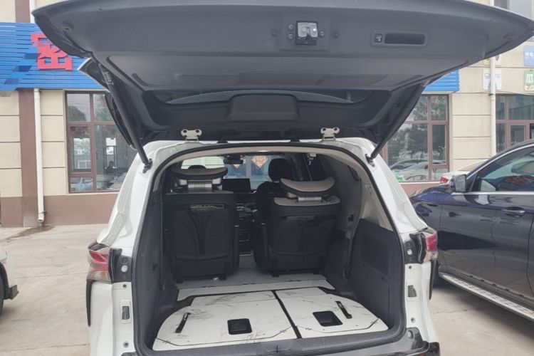 Used Toyota Granvia 2022 2.5L Hybrid Premium Edition Trunk