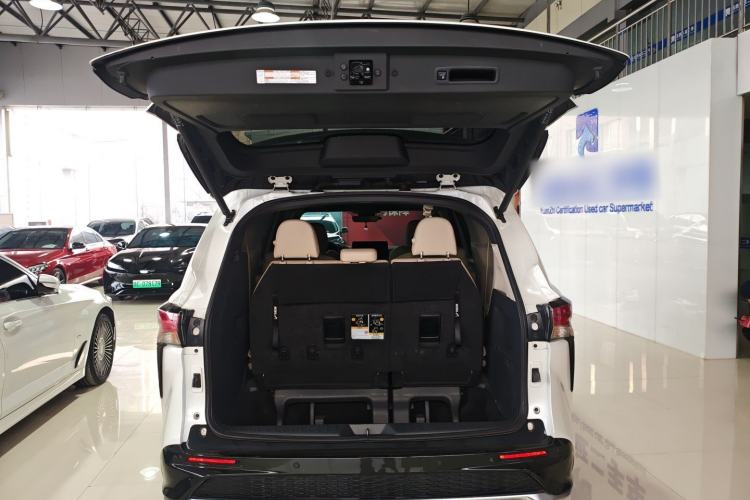 Used Toyota Granvia 2022 2.5L Hybrid Premium Edition Trunk