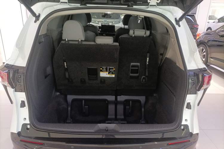 Used Toyota Granvia 2022 2.5L Hybrid Premium Edition Trunk