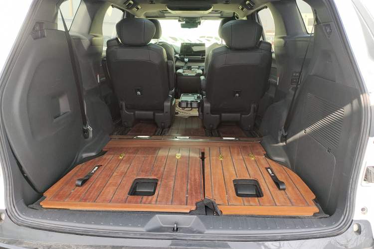 Used Toyota Granvia 2022 2.5L Hybrid Flagship Edition Trunk