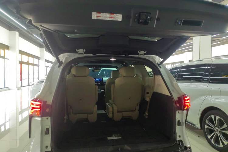 Used Toyota Granvia 2022 2.5L Hybrid Prestige Edition Trunk