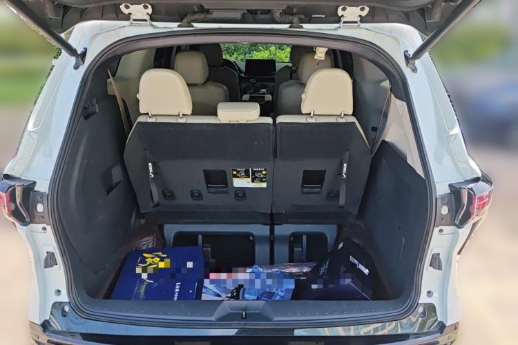 Used Toyota Granvia 2022 2.5L Hybrid Premium Edition Trunk