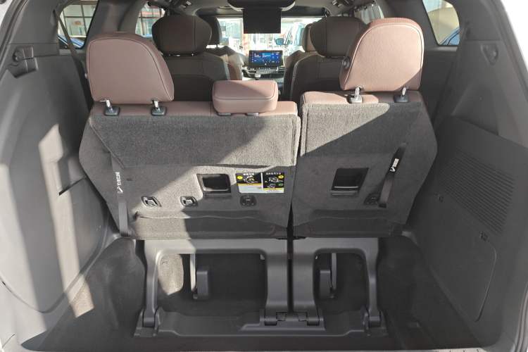 Used Toyota Granvia 2022 2.5L Hybrid Flagship Edition Trunk