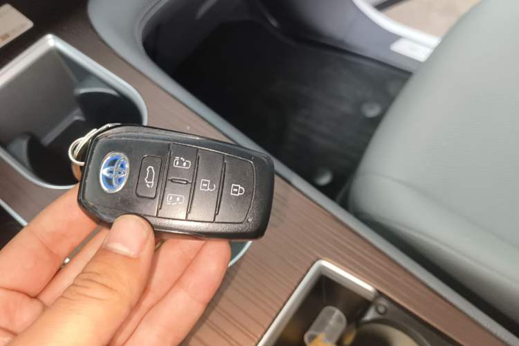 Used Toyota Granvia 2022 2.5L Hybrid Premium Edition Vehicle Key