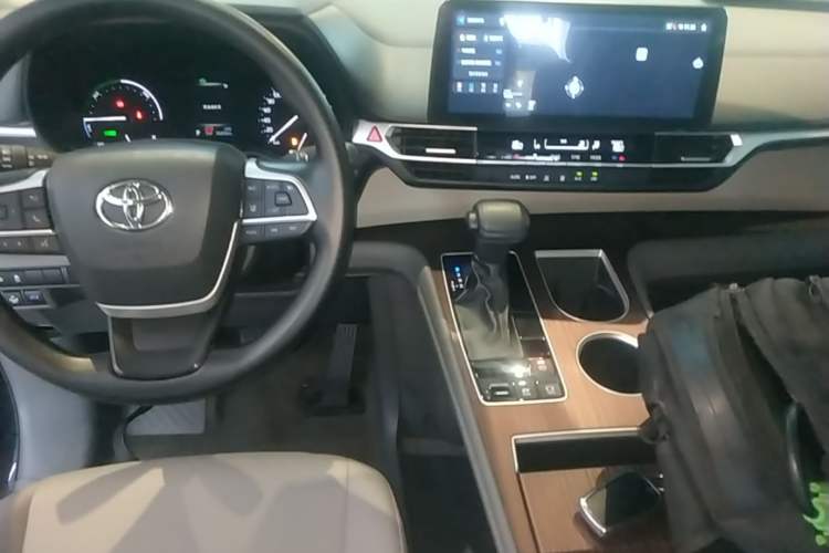 Used Toyota Granvia 2023 2.5L Hybrid Comfort Edition Center Console