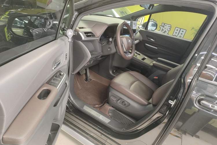 Used Toyota Granvia 2023 2.5L Hybrid Flagship VIP Edition Driver Seat