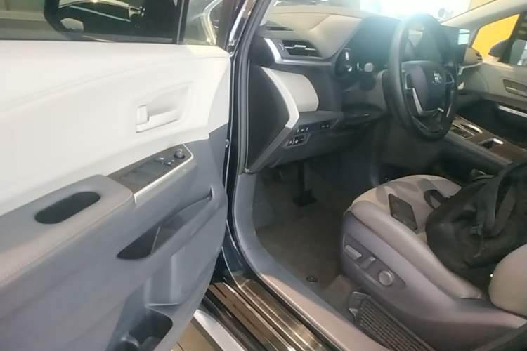 Used Toyota Granvia 2023 2.5L Hybrid Comfort Edition Driver Seat