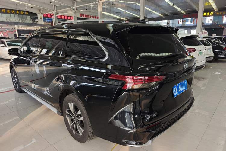 Used Toyota Granvia 2023 2.5L Hybrid Comfort Edition Exterior 2