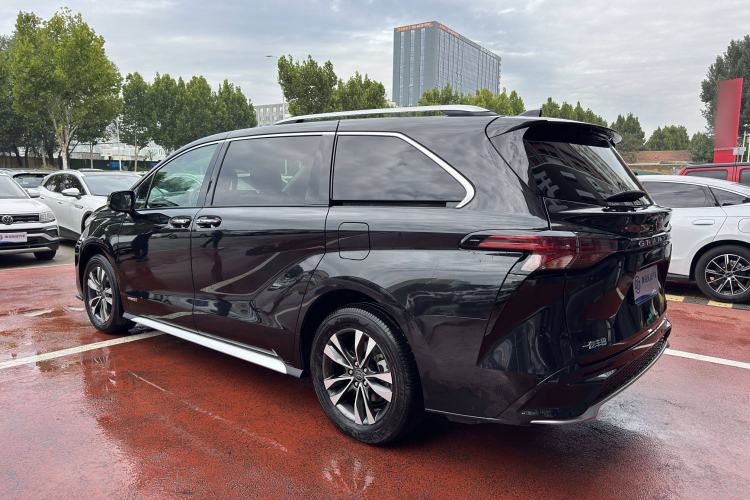 Used Toyota Granvia 2023 2.5L Hybrid Luxury Edition Exterior 3