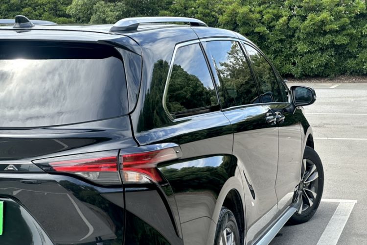 Used Toyota Granvia 2023 2.5L Hybrid Luxury Edition Exterior 3