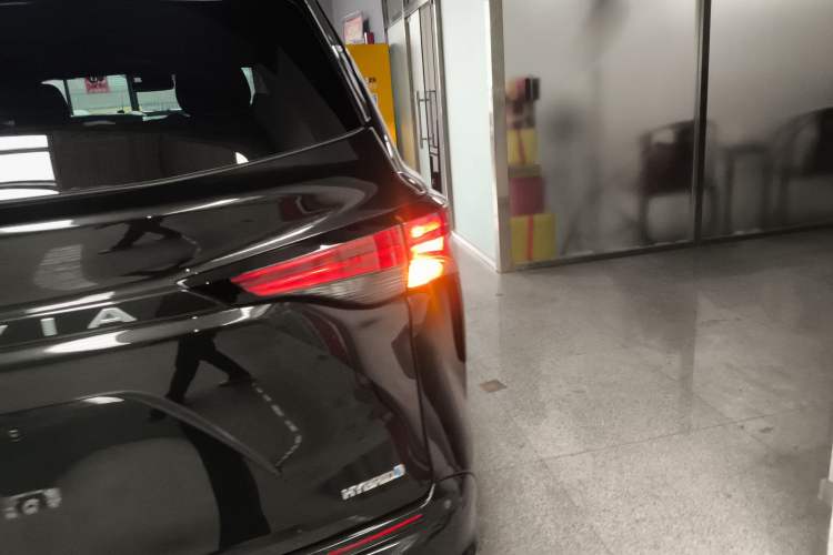 Used Toyota Granvia 2023 2.5L Hybrid Prestige PLUS Edition Exterior 3