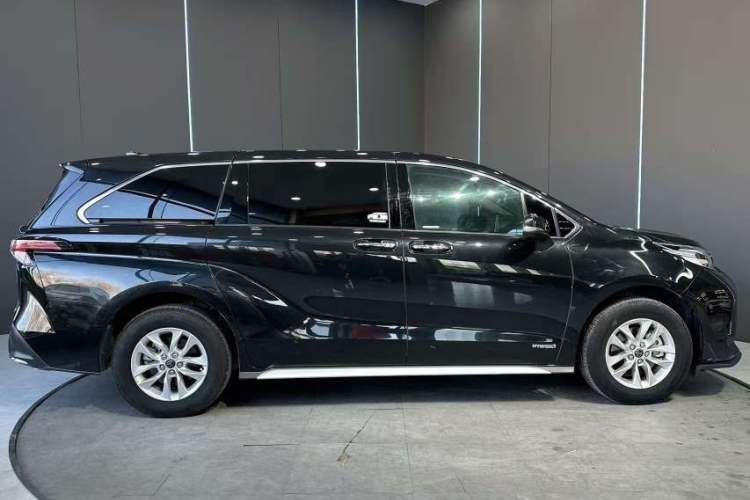 Used Toyota Granvia 2023 2.5L Hybrid Comfort Edition Exterior 4